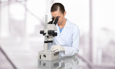 Mikroskopla çalışan bilim adamı