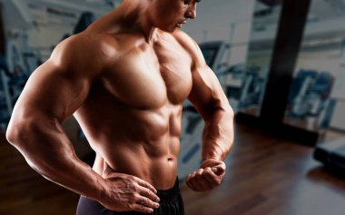 spor salonunda musclar erkek Bodybuilder