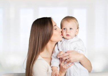 Anne anne gülümseyen bebek bebek eğlenceli çekici