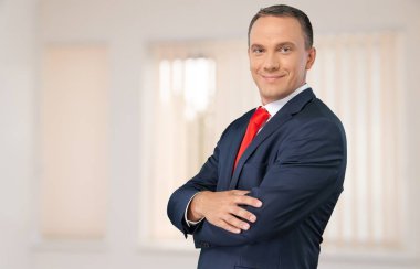 Takım elbiseli bir genç işadamı portresi