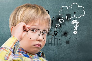 Sevimli küçük çocuk düşünme 