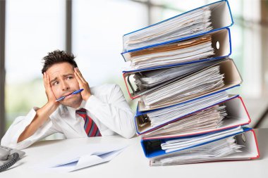 Arka planda işyerinde fazla çalışan yönetici  