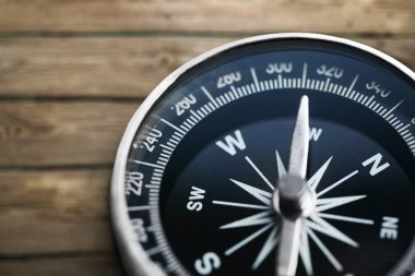 Antika pirinç pusula