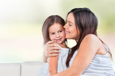 Mutlu anne-kız kucaklaşması  