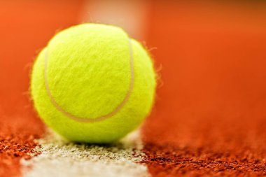 Parlak sarı tenis topu izole 