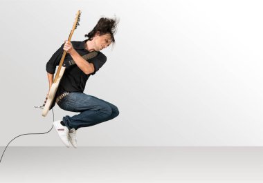 beyaz gitar ile genç adam