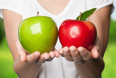 elinde taze yeşil ve kırmızı elma 