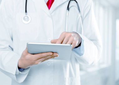 Hastanedeki doktor tabletle çalışıyor.