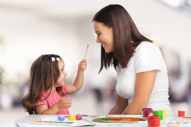 Anne ve kızı arka plan üzerinde çizim