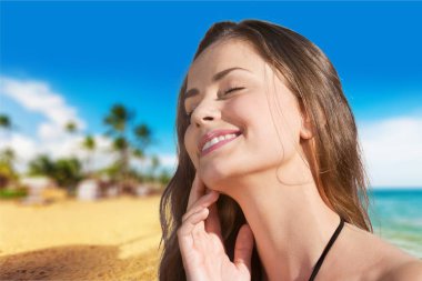 Kadın günbatımı ışığı altında