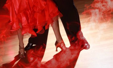 genç adam ve bir kadın Salsa dans  