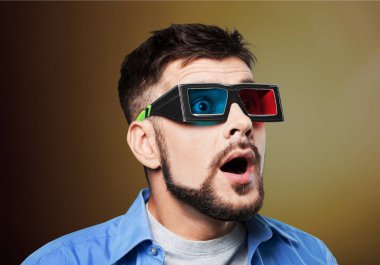 Genç adam 3d gözlük sakallı 