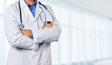 Portre doktor stetoskop beyaz arka plan mutlu tek
