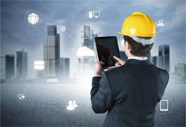 Kask takan ve tablet kullanan adam