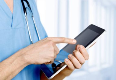 Dijital tablet, yakından görmek tutan doktor 