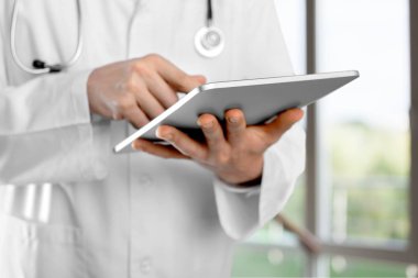 Dijital tablet, yakından görmek tutan doktor 