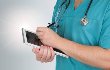 Dijital tablet, yakından görmek tutan doktor 