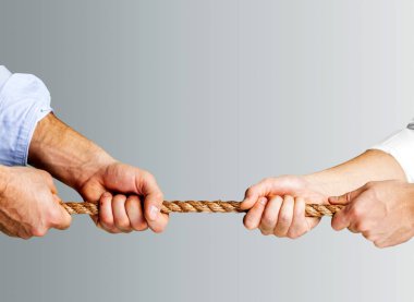 ofisinde ters yönde ip çekerek iş adamları