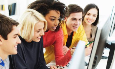 Bilgisayarla eğitim veren genç öğrenciler  