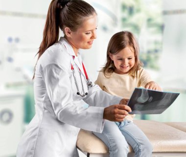 Çocuk bakım konsepti, doktor ve röntgenli küçük kız