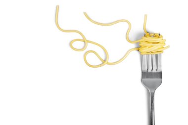 Beyaz arka plan üzerinde etrafında sadece spagetti çatalı