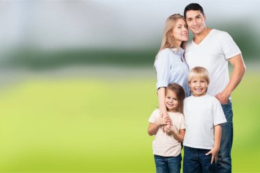 mutlu genç aile arka planda izole 