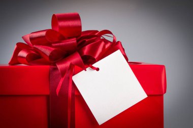 Şerit ve yay ile şirin hediye kutusu