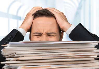 Arka planda işyerinde fazla çalışan yönetici  