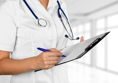 Sağlık ve tıp, stetoskoplu doktor bir belge yazma