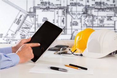 Mimar işyeri - mimari proje, planlar ve sarı sert şapka . İnşaat konsepti. Mühendislik araçları 