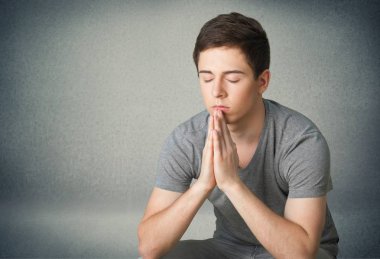 genç çocuk arka planda izole düşünme