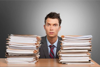 Office belgeleri yığını ile yorgun işadamı 