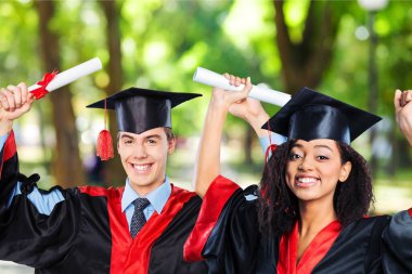 kutlayan iki mutlu mezun öğrenci 