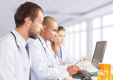 Laboratuvar bilgisayar doktoru bilim adamı sağlık ve tıp araştırma tıbbi muayene
