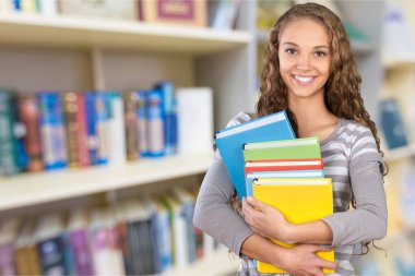 Kitapları olan genç kız öğrenci.