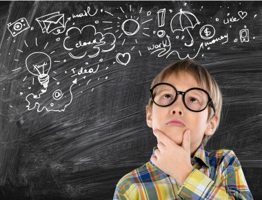 düşünme gözlüklü genç çocuk