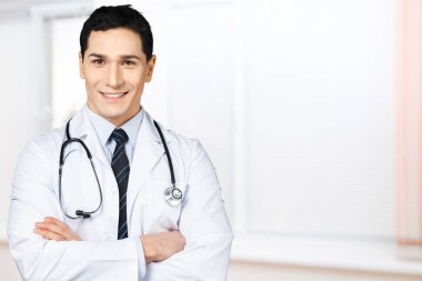 arka plan üzerinde stetoskop ile genç doktor 