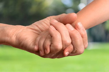 Çocuk annesi elini tutarak