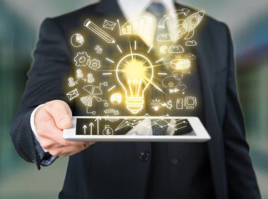 Dijital tablet kullanan adam görmek