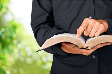 Arka planda İncil okuyan adam 