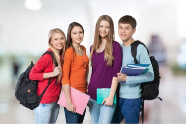 Grup öğrenci ile kameraya gülümseyen kitaplar  