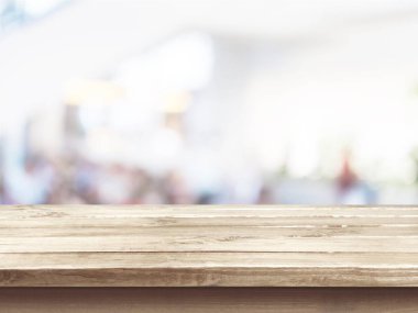 Beyaz boş bir odada kahverengi masa