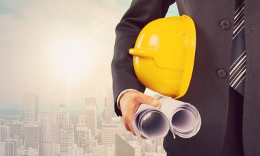 kask elinde tutan işadamı