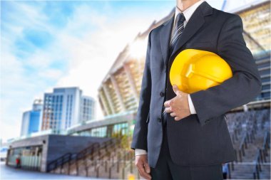 kask elinde tutan işadamı