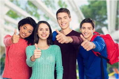 başparmak gösterilmesini mutlu öğrenci grubu  