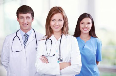 gülümseyen genç doktorlar steteskoplar ile gülümseyen 