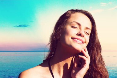 Kadın günbatımı ışığı altında