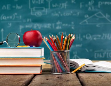 Yığın kitap, kalem ve kırmızı elma, eğitim ve arka plan öğrenme