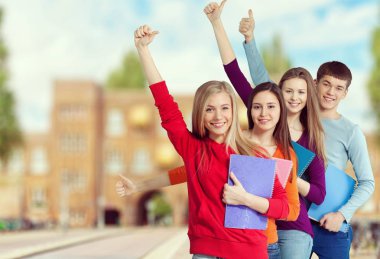 başparmak gösterilen mutlu öğrenciler 