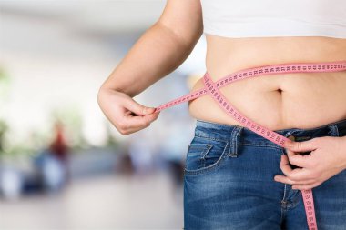 Arka plan üzerinde şişko göbek kadınla.